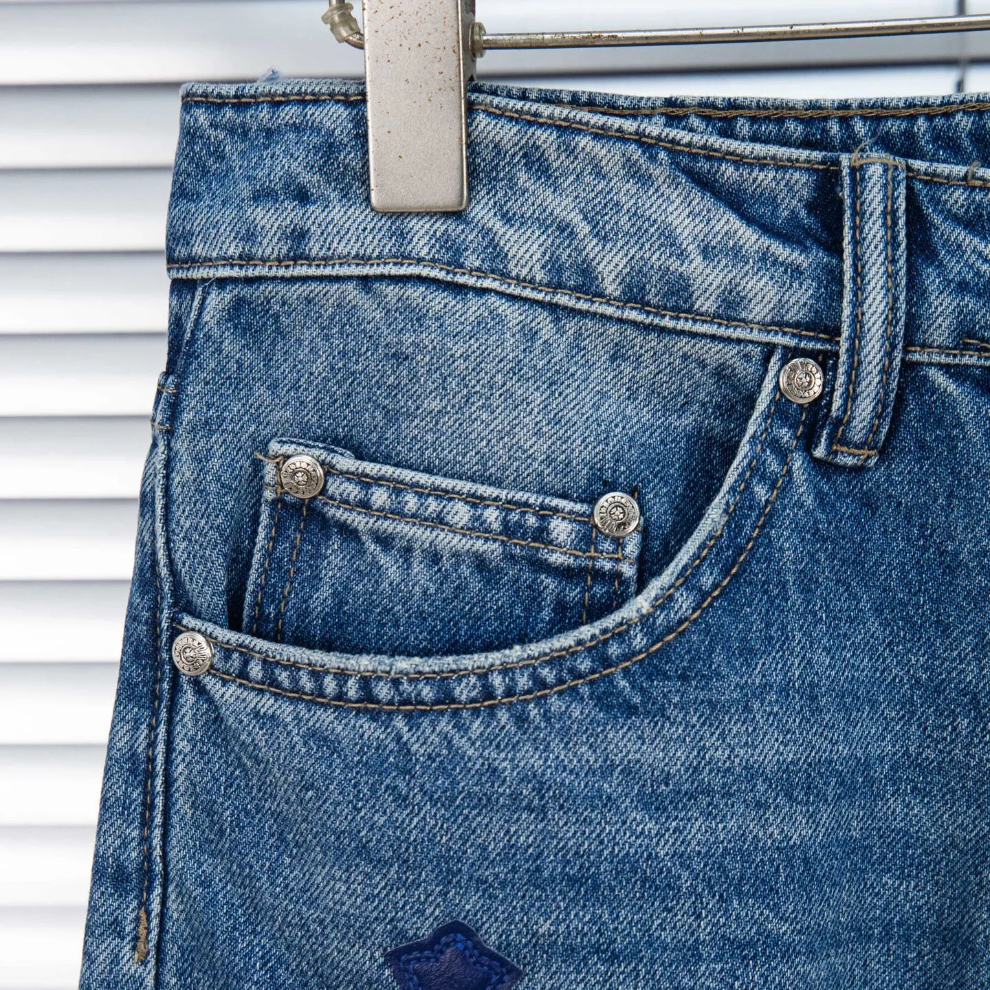 P260 Chrome Hearts micro-flared light blue multi-leather hot jeans. CH jeans need to be washed after the finished product, then disassembled and hand-stitched with sheepskin cross leather and then spliced ​​to complete. The whole piece has too many craftsmanship to explain. The patchwork cross pattern is embellished, and the high-waisted washed jeans! ! Absolutely high-end luxury products, god-level single products and super popular products, made with top heavy industry, a must-see magic weapon. Customized hardware. The fabric is thick and soft after washing. It has good breathability. Customized small leather label. Unique design. The details are simple and elegant, and the workmanship is exquisite. The entire trousers are neatly routed and the details are in place! It’s so cool that both men and women can easily control the genderless trend! Style number: 1796# Color: blue Size: 28 30 32 34 36
